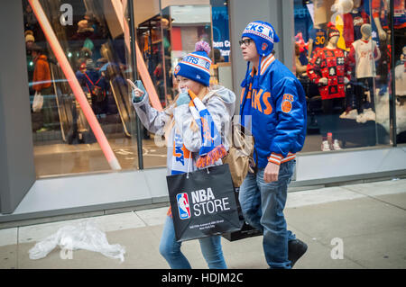 Basketball fans quitter la NBA store on Fifth Avenue, à Midtown Manhattan, à New York, le dimanche 11 Décembre, 2016. Plus que 14 jours jusqu'à Noël. (© Richard B. Levine) Banque D'Images
