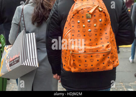 Shopper avec son sac à dos de marque MCM sur la Cinquième Avenue à Manhattan, à New York, le dimanche 11 Décembre, 2016. Plus que 14 jours jusqu'à Noël. (© Richard B. Levine) Banque D'Images