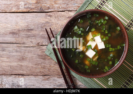 Soupe miso au tofu japonais sur la table. Vue de dessus de l'horizontale Banque D'Images