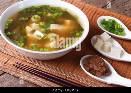 La soupe miso japonaise et les ingrédients sur la table horizontale de près. Banque D'Images