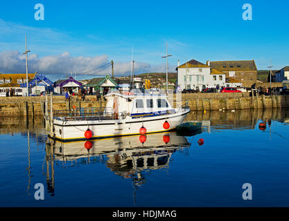 Bateau amarré dans le port, West Bay, Bridport, Dorset, Angleterre, Royaume-Uni Banque D'Images