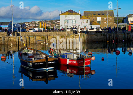 Bateaux amarrés dans le port, West Bay, Bridport, Dorset, Angleterre, Royaume-Uni Banque D'Images