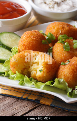 Les billes de pommes de terre frits sur une plaque verticale close-up. Banque D'Images