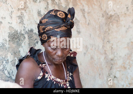 Cette femme est habillée comme la plupart des femmes africaines vivant dans le village. La tête à égalité avec un foulard et d'une camisole loinclothe Banque D'Images