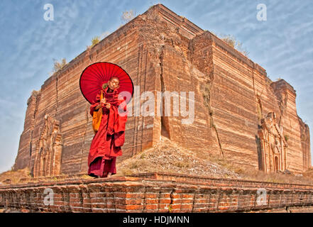 Moine au temple de Mingun, stupa craquée par tremblement de terre, le Myanmar. Banque D'Images