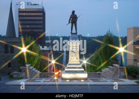 Cityscape, Monument Terrasse, Lynchburg, Virginie, USA, monument aux soldats confédérés de la guerre civile américaine. Banque D'Images