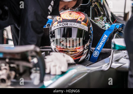 Pascal Wehrlein dans une voiture Mercedes Formule 1 au Goodwood Festival of Speed de 2016, Royaume-Uni. Yeux à travers la visière du casque Banque D'Images