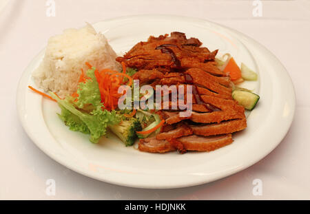 Le canard de Pékin Chop Suey avec du riz vapeur et salade de légumes frais sur la plaque blanche, le repas de cuisine chinoise, Close up, high angle view, par personnel Banque D'Images