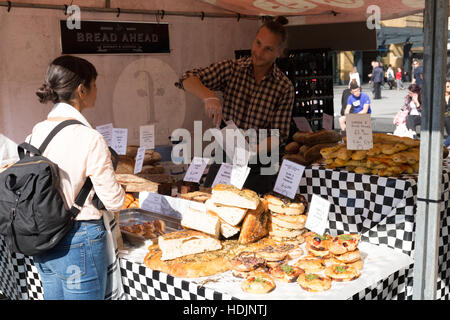 Marché de producteurs à l'extérieur de la gare de Kings Cross Banque D'Images