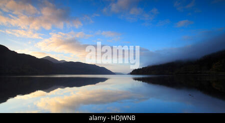 La première lumière du jour que l'aube sur le Loch Long, Ecosse, Europe Banque D'Images