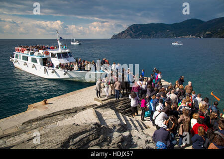 Le déchargement de touristes en bateau navette à Vernazza, Cinque Terre, ligurie, italie Banque D'Images