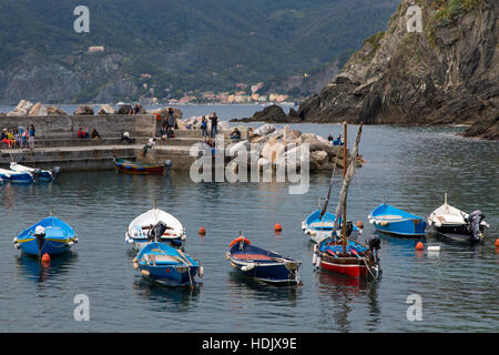 Bateaux dans le petit port de Vernazza - l'un des Cinque Terre, ligurie, italie Banque D'Images