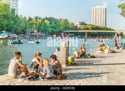 Les jeunes sur les bords de seine pendant paris plage en été Banque D'Images