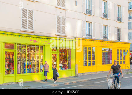 Scène de rue au crépuscule devant antoine et Lili, 95 quai de Valmy Banque D'Images