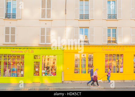 Scène de rue au crépuscule devant antoine et lili stores, quai de Valmy Banque D'Images