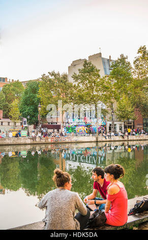 Les jeunes se reposent au canal saint-martin, quai de Jemmapes Banque D'Images