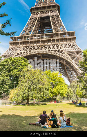 Groupe de jeunes ayant un pique-nique sous la Tour Eiffel Banque D'Images