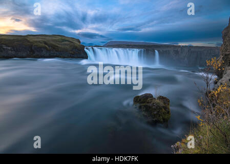 La Godafoss est l'une des chutes les plus spectaculaires d'Islande. Il est situé dans le district de Bardardalur Ic du Centre-Nord Banque D'Images