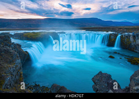 La Godafoss est l'une des chutes les plus spectaculaires d'Islande. Il est situé dans le district de Bardardalur Ic du Centre-Nord Banque D'Images