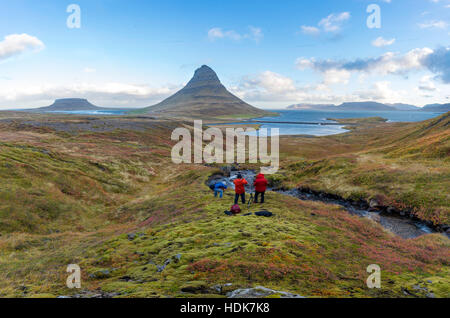 Haut de la sunrise incroyable chute d'Kirkjufellsfoss avec Kirkjufell mountain en arrière-plan sur la côte nord de l'Islande. Banque D'Images