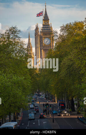 Elizabeth Tower et Big Ben de Hungerford Bridge London. Avec le remblai en premier plan. Banque D'Images