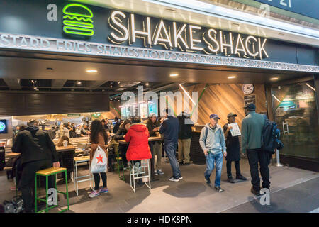 Un tout nouveau Shake Shack restaurant situé dans la région de Pennsylvania Station à New York, le lundi 5 décembre 2016. Le burger de fournisseur envisage d'installer la commande mobile dans cette branche permettant aux usagers de l'ordre sur leur train, et les récupérer au moment du débarquement. ( © Richard B. Levine) Banque D'Images