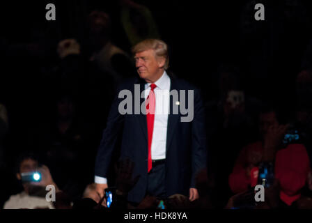 Des Moines, Iowa, États-Unis, 8ème, Décembre, 2016 Donald Trump Président élu à la merci victoire rally Crédit : Mark Reinsteiin Banque D'Images