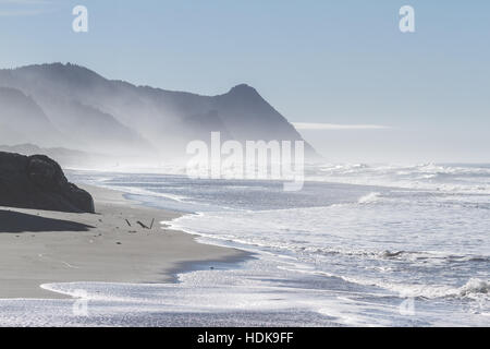 Belle plage avec de profonds changements dans le paysage et d'un brouillard ou brouillard accroché aux montagnes dans la côte de l'Oregon Banque D'Images