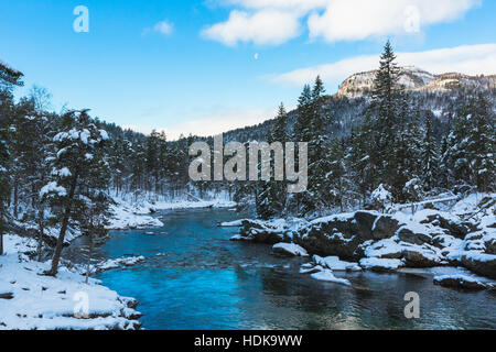 Rivière de montagne en hiver. Hordaland, Norvège. Banque D'Images