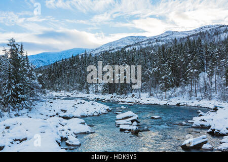 Rivière de montagne en hiver. Hordaland, Norvège. Banque D'Images