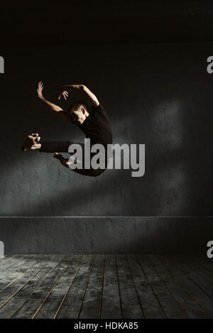 Jeune danseuse souple d'effectuer dans l'air Banque D'Images