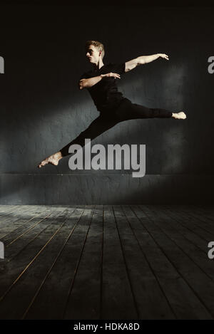 Danseur de Ballet qui s'étend dans l'air Banque D'Images