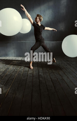 Danseur de talent agissant dans le studio décoré Banque D'Images