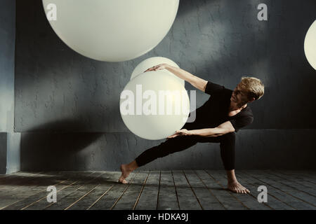 Danseur hypnotique agissant dans le studio décoré Banque D'Images