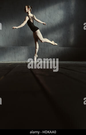 Danseuse de ballet gracieux debout sur la pointe des pieds dans le studio Banque D'Images