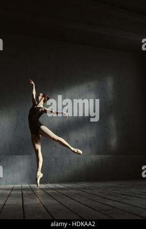 Danseur de talent debout sur la pointe des pieds dans le studio Banque D'Images