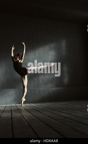 Ballerine élégante debout sur la pointe des pieds dans le studio Banque D'Images