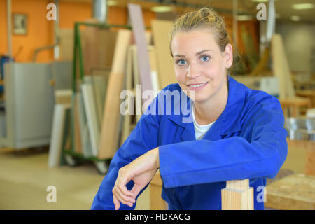 Portrait of young female carpenter Banque D'Images