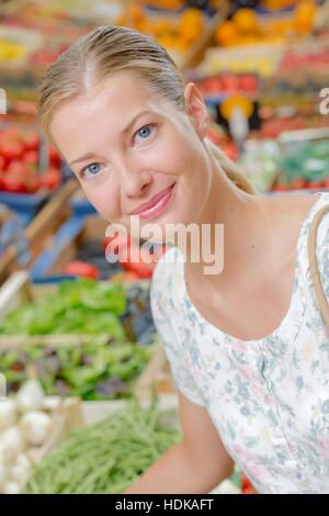 Smiling dame en légumes Banque D'Images