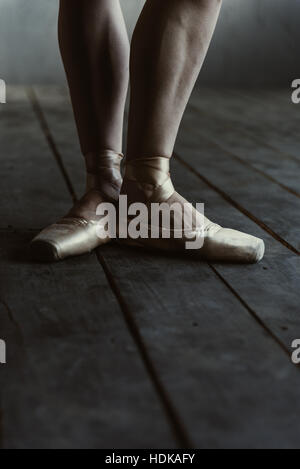 Danseuse de ballet pointes des pieds en se tenant debout sur le marbre noir Banque D'Images