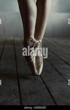 Danseuse de ballet de jambes debout sur la pointe des pieds en pointes Banque D'Images