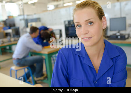 Apprenti femme posant Banque D'Images