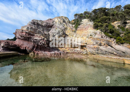 Eden Rock extérieure à côté de formations de roches sédimentaires paléozoïques de la partie Rumes complexe d'accrétion, Côte Sud, New South Wales, NSW, Australie Banque D'Images