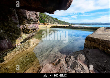 Voir l'Eden Rock de piscine à partir de l'intérieur d'une grotte, Côte Sud, New South Wales, NSW, Australie Banque D'Images