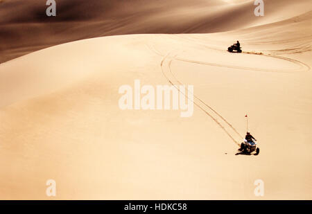 Deux courses de VTT sur les dunes de sable du désert Banque D'Images