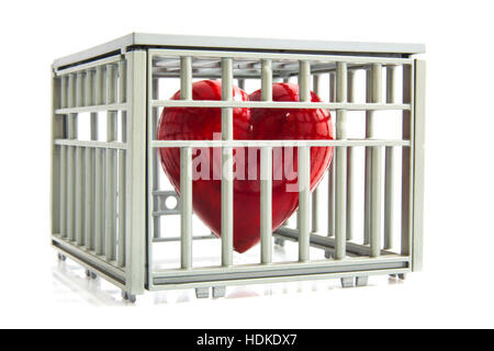 Coeur rouge enfermé dans une cage Banque D'Images