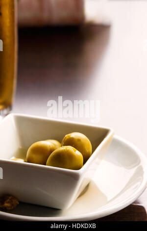 Apéritif avec de la bière et des olives. Vertical image. Banque D'Images