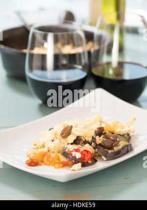 Moussaka végétarienne sur table servi avec du vin rouge. La cuisine grecque traditionnelle. Banque D'Images