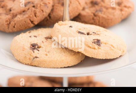 Cookies aux pépites de chocolat sur la plaque en close up. Un aliment sucré, un dessert ou un en-cas. Banque D'Images