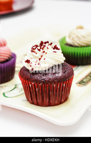 Red Velvet cupcake sur un professionnel de la boulangerie. Vertical image. Banque D'Images